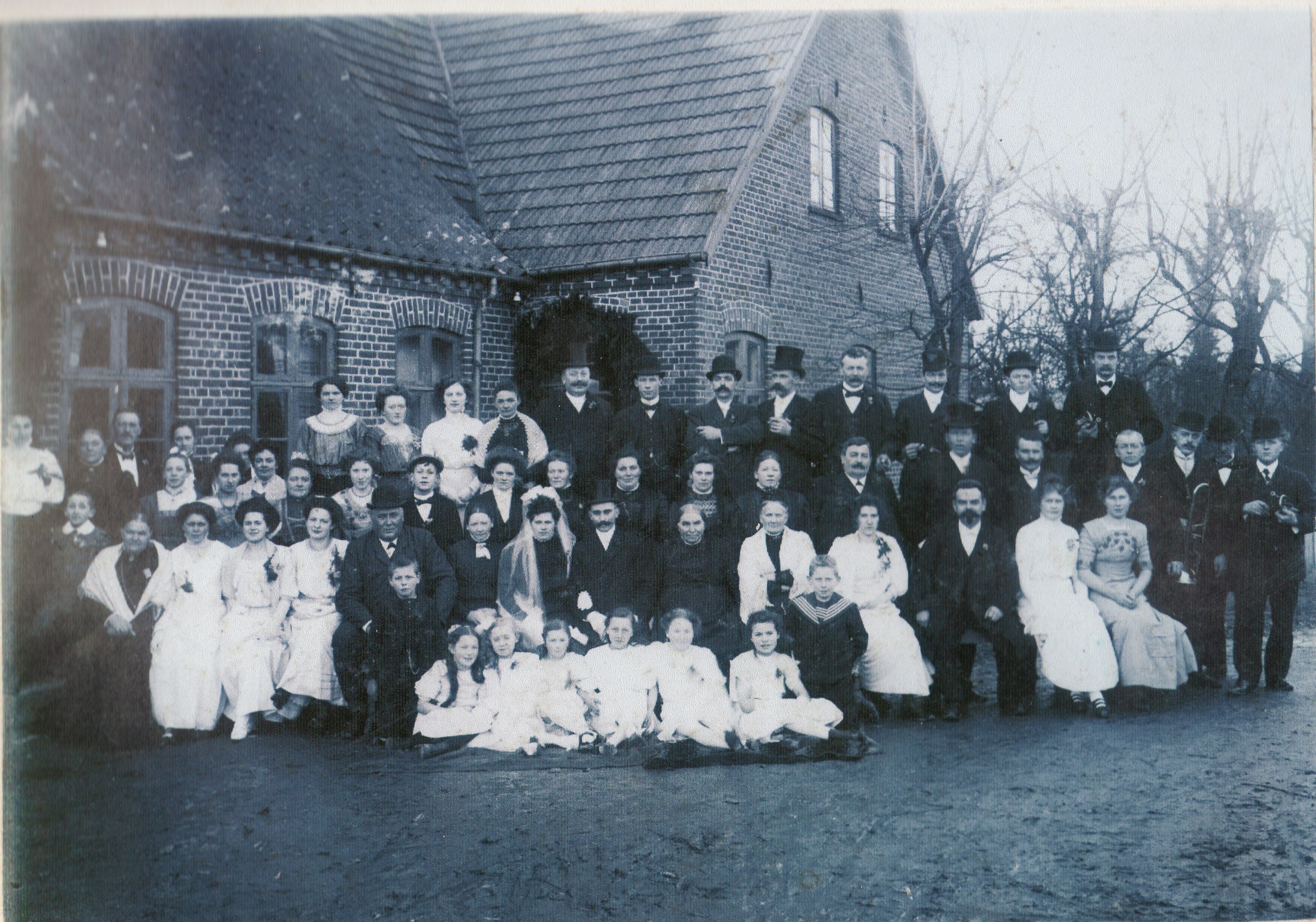 Johan Christian Sørensen og Johanne Marie Jørgensen samt deres bryllupsgæster i forbindelse med deres bryllup 17 Februar 1911,  antagelig taget uden for Hårslev kro